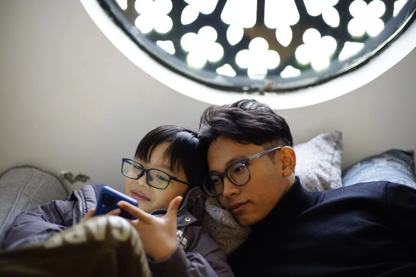 Gia đình đeo kính